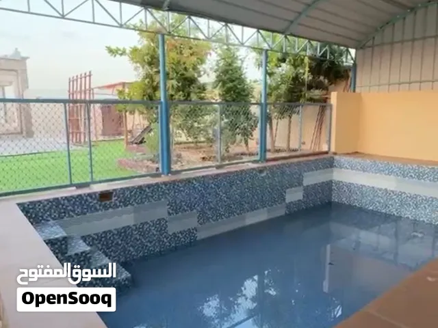 للبيع إستراحه جديده على أرض سكنيه بمساحة 1244 متر في بركاء العقده جنوب بها منزل جديد 4 غرف نوم