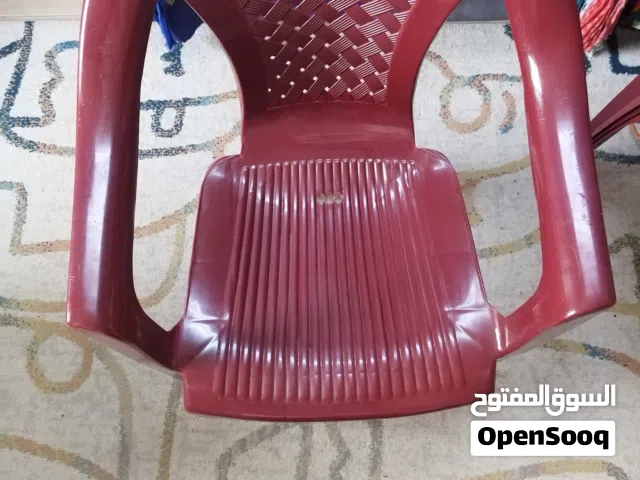 4 كراسي بلاستيك مستعملة (مجموعة) بحالة متوسطة كلهم ب  1 دينار- للبيع السريع بسعر لقطة