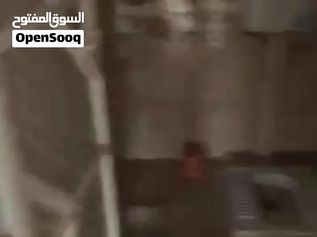 يوجد لدينا شقه سيراميك لوكس رووعه مكونه من 4 غرف واسعاات و 3 حمامات ومطبخ وصاله جلوس كبيره جدا