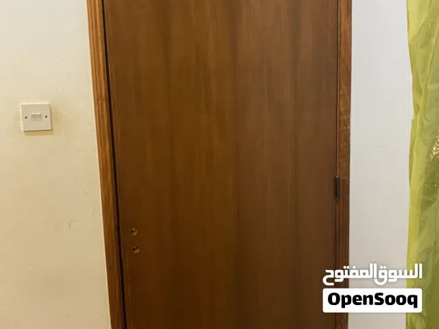 نجار جميع أعمال النجاره وتركيب عازل على الأبواب