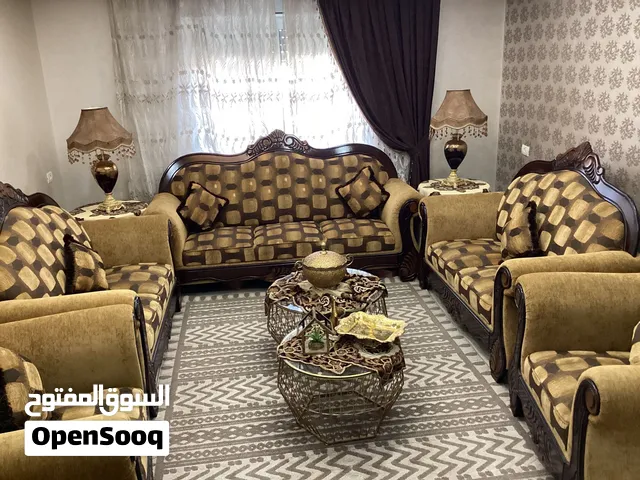 طقم كنب 9 مقاعد بحاله ممتازه