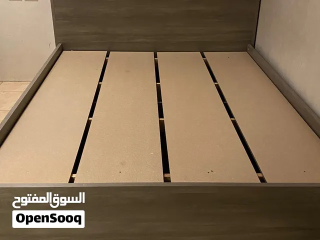 سرير هوم سنتر كوين 160×200 مع 4 أدراج انيق ومناسب جدًا لغرف النوم اللي تحتاج مساحه تخزين إضافيه.