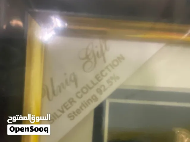 هذه لوحة فنية تراثية من مجموعة Uniq Gift، تحتوي على مجسمات مطلية بالفضة الإسترلينية عيار 92.5