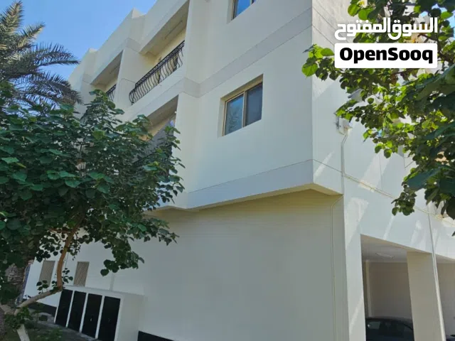 بناية سكنية للبيع مطله على شارع المطار العام بالمحرق