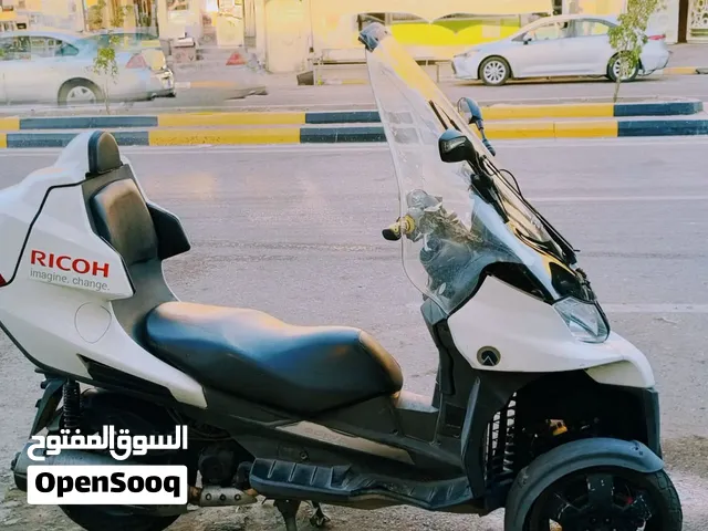 دراجة إيطالية ثلاثية العجلات من شركة advia موديل 2016