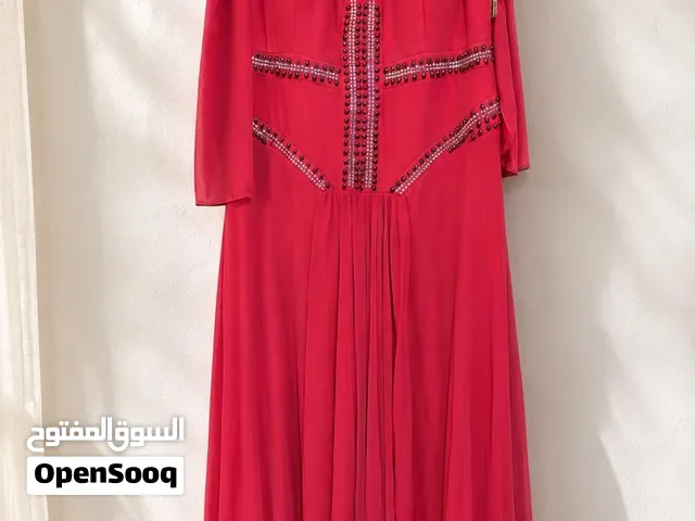 فستان مميز موديل 2026 حجم L وبيلبس XL لونو جدا حلو وتقيل بينفع لاخت عريس جدا لطيف بنصح فيه وبشدة