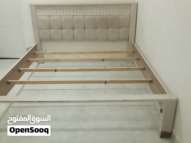 غرفة نوم بدون خزانة