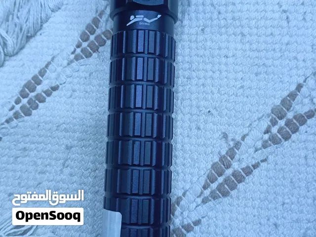 مصباح يدوي يستعمل للغواصين والسباحين تحت الماء باضاءة ممتازة وسهل الاستعمال ويعمل ببطارية جافة عدد 3