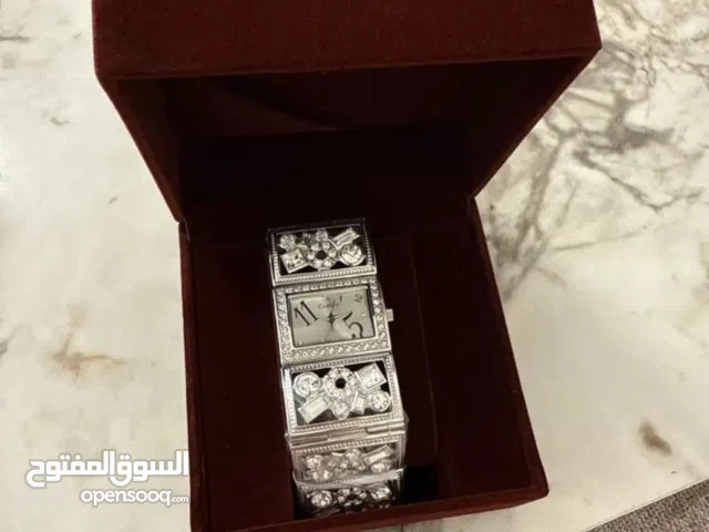 ساعه فاخرة مرصعة بالأحجار الكريستالية اناقة تلامس الفخامة