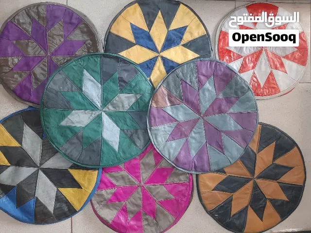 وسادة جلد جلد طبيعي ممتازة تستعمل في عدة اشياء في سيارة  والمنزل علي الكراسي في الحديقة والصلونات