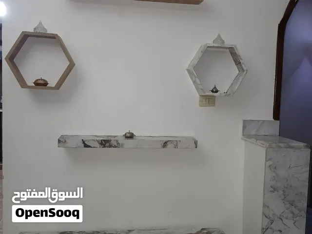 ديكور شاشة و خلية نحل مع طاولة
