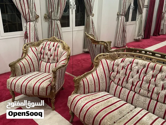 (1) كنب 3 انفار /(2) كنبان نفر واحد . و ستاير بنفس القماش
