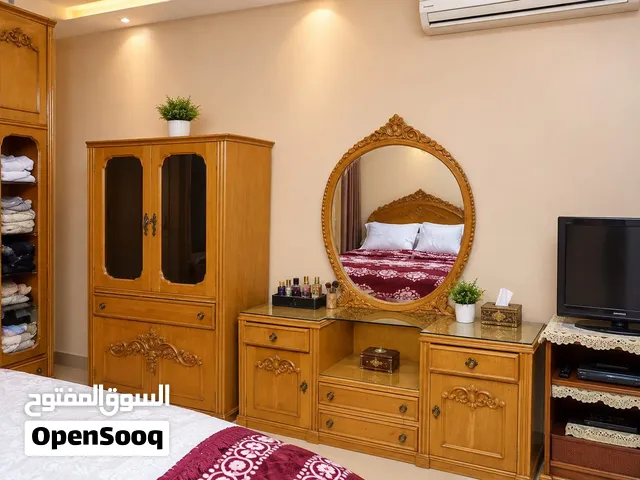 لهواة الحالات النادرة غرفة نوم وغرفة سفرة خشب زان اصلي بحالة جيدة جدا