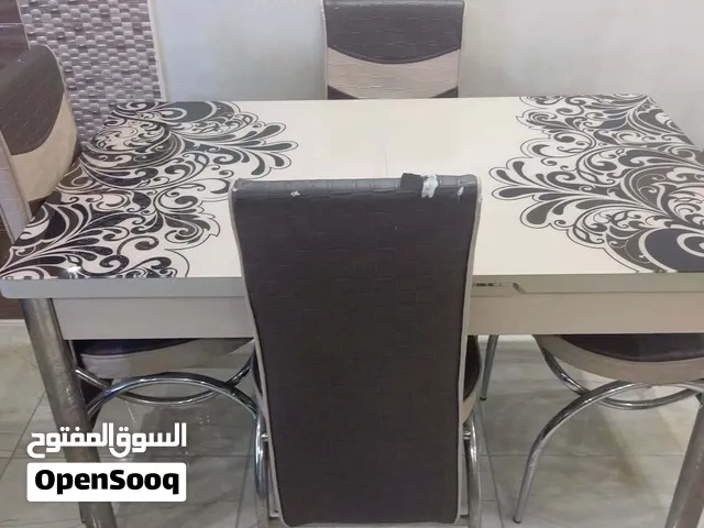طاولة سفرة مستعملة بحالة جيدة