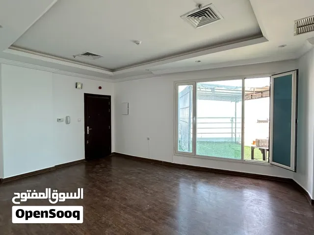 شقة مع تراس إطلالة بحرية للإيجار في السالمية