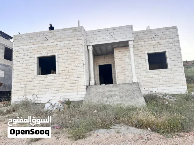منزل مستقل عظم غير مشطب نصف المنزل حجر مساحة المنزل 270 متر على أرض دونم
