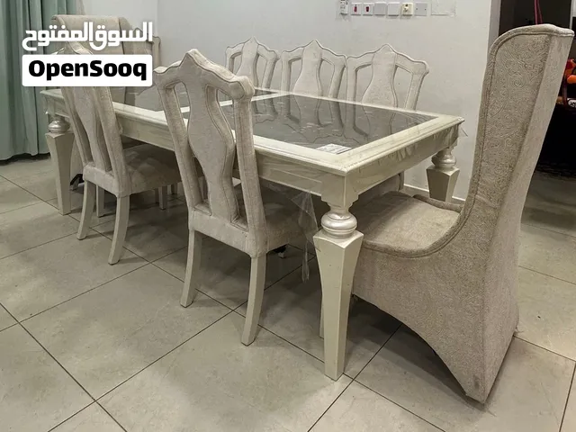 طاولة فخمة و جميلة لونها لؤلؤي الطاولة تتسع ل 7 أشخاص