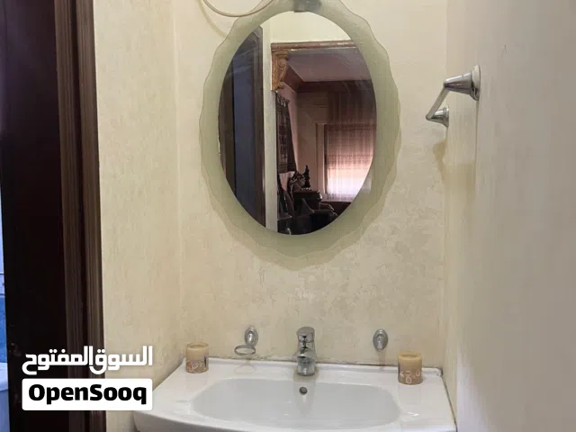 مغسلة و مرايا حمام مستعملة استعمال نظيف مع اضاءة و حنفية ( بطارية)