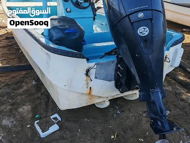 قارب مع المكينة ميركوري 150