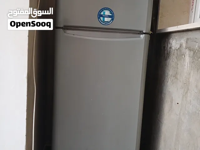 ثلاجة إيطالية مستعملة تعمل و في حالة جيدة اللون فضي  السعر 850