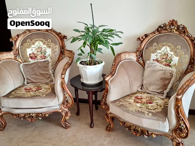 كرسي عدد 2 حفر انيق جدا تركي مع قماش مميز حفر تركي مزركش بحالة ممتازة جدا للبيع