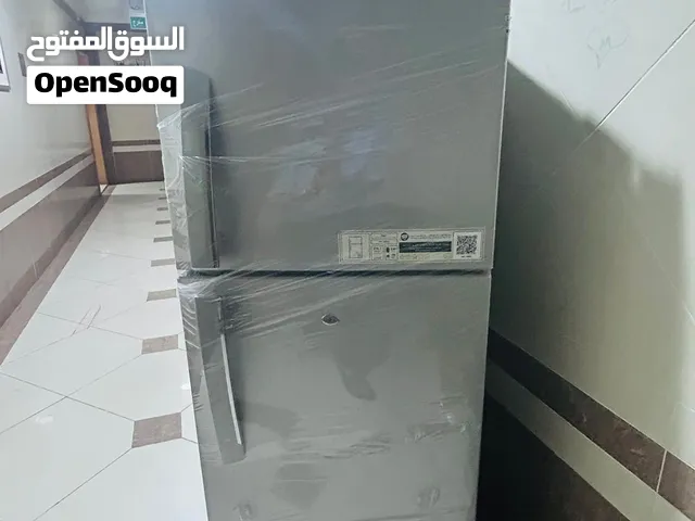 ثلاجة بحالة ممتازةحجم متوسط لعائلة صغيرة