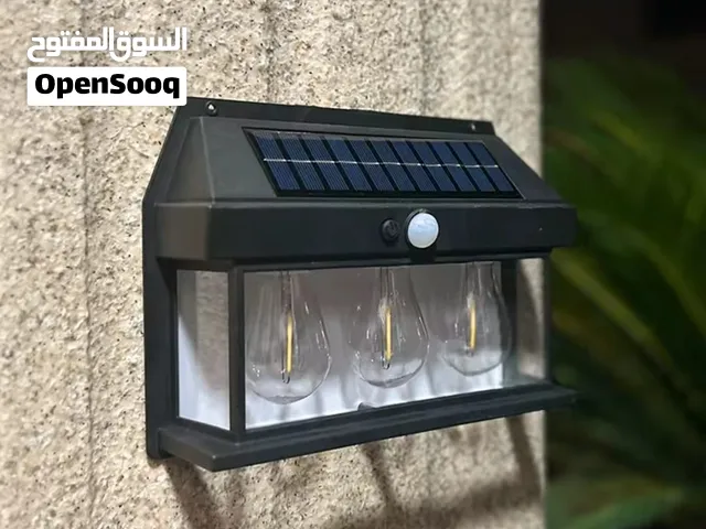 مصباح حائط خارجي يعمل بالطاقة الشمسية مع مستشعر حركة (PIR)ويتميز بتصميمه الكلاسيكي الذي يضم 3 لمبات