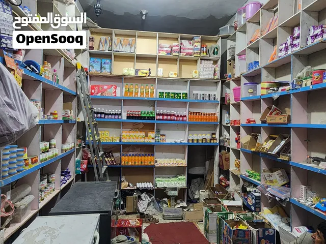للبيع: بقالة متكاملة بجميع محتوياتها والبضاعة (ثلاجات حديثة، كاميرات، زجاج، تخشيبة وكافة التجهيزات،