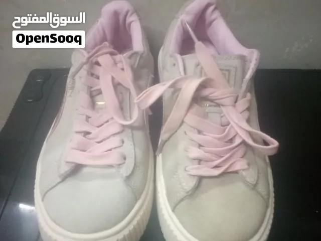 بوت بناتي من ماركة بوما نضيف بسعر 5 دنانير بلبس مقاس 36/35