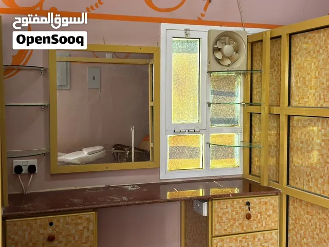 للبيع تقسيم حلاق نظيف و اموره طيبه مفكوك و جاهز مع جميع ملحقاته