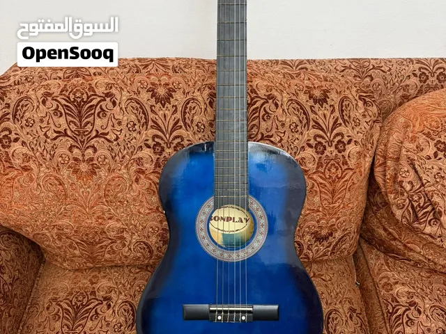 جيتار كلاسيك خشبي باللون الأزرق، مستعمل وبحالة جيدة، ويأتي معه حقيبة حمل Sunshine كما هو ظاهر بالصور