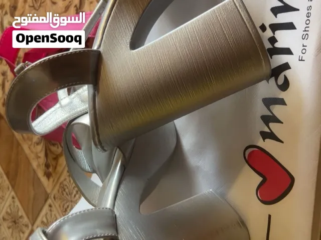حذاء ماركه جديد ما ملبوس أخذته من مارينا خفيف قياس 36 كلش ريشه باقي تفاصيل جوه بالوصف