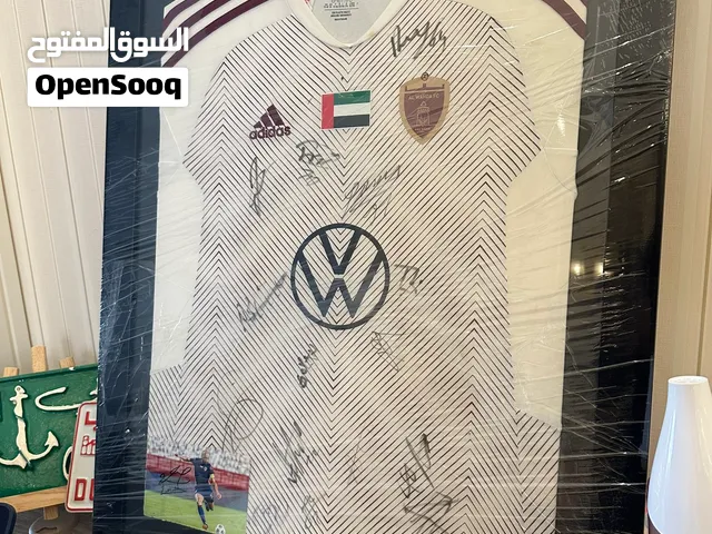 تشيرت نادي الوحده توقيع جميع الاعبين مع صوره تحمل توقيع النجم السابق اسماعيل مطر في اخر مبارة له