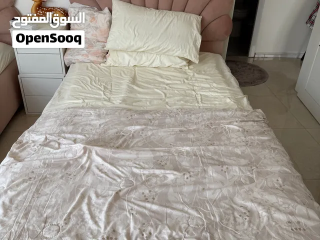 سرير مفرد كبير، أبعاده 124 (العرض) × 206 (الطول) + مرتبتان جديدتان من النوع الطبي، أبعاد كل منهما 12