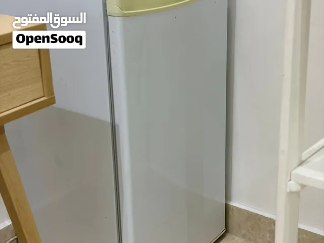 ثلاجة صغيرة ماركة Crown، شغالة وتبريدها ممتاز. الحالة جيدة والسعر 15دينار