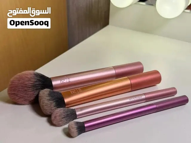 سيت فرش ريل تكنيكمتكون من(5قطع مميزه)  فرشة للبلاشر توزع بشكل مثالي وتمنح لون طبيعي