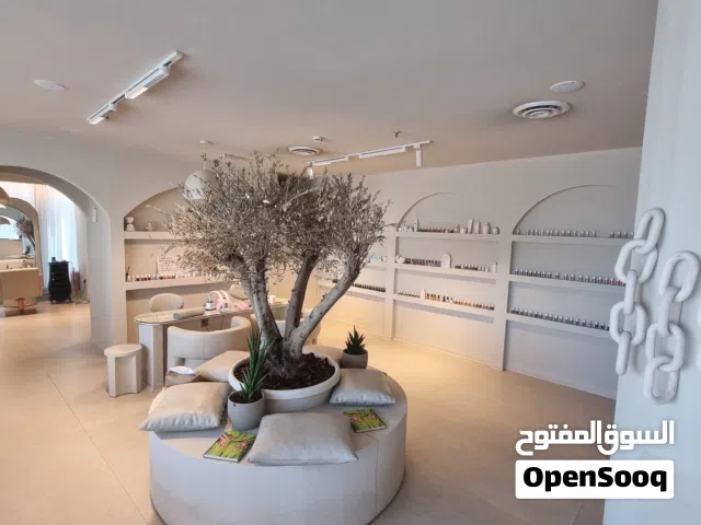 للبيع صالون نسائي قائم ومجهز بالكامل في الديرة بموقع مميز وحيوي مع اطلالة بحرية رائعة الصالون مجهز ب