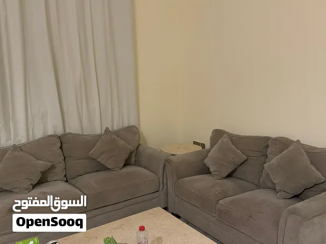 كنب عدد (2) يتسع لـ (5) أشخاص