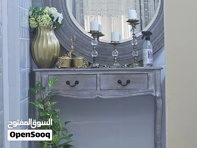 طاوله ميكب مع مرايا و مع خزائن صغيرا