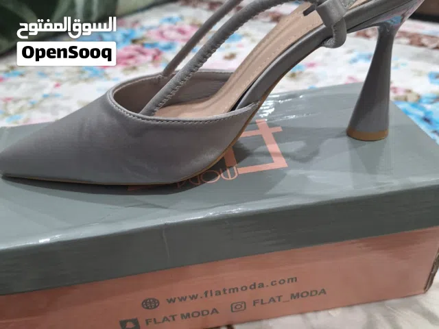 للبيع حذاء كعب عالي مريح باللبس اللون الفضي