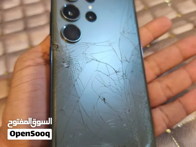 جلكسي 23 الترا مكسورة شاشته الشاشة شغال لمسها وبصمتها وكلشي طبيعي بس بي نقطة سودة جوا وخط اصفر مامأث
