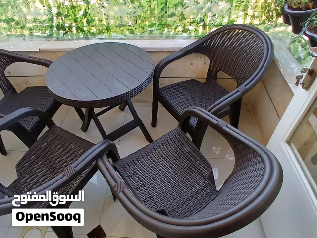 طاوله قابلة للطي مع كراسي عالية الجوده