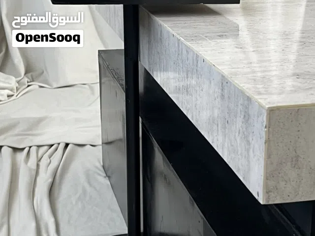 طاولة في الصالة