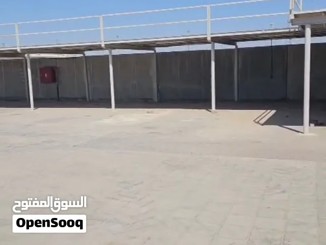 ارض مسورة زاوية + مكاتب ادارية و ميزانين بالصجعه الصناعية بمنطقة السكراب مساحة 20,000 الف قدم