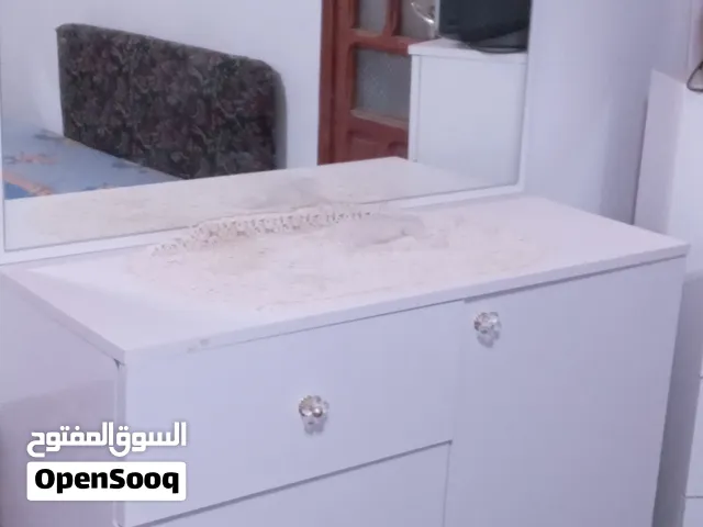 السلام عليكم غرفة نوم زوجية نظيفة %%مستعملة استعمال بسيط المكان زليتن