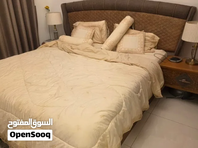 غرفة نوم أنيقة بدون خزانه