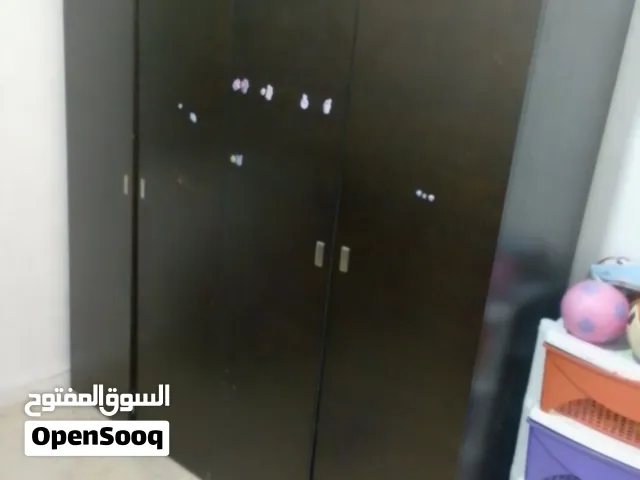 خزانه ضرفتين  وتخت طابقين حديد  وطاوله شاشه مع رفين بحاله جيده جدا البيع بسبب ضيق المكان   جبل النصر
