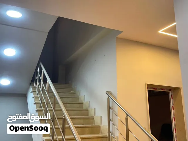 عمارة سكنية تلاثة طوابق تفاصيل في الوصف