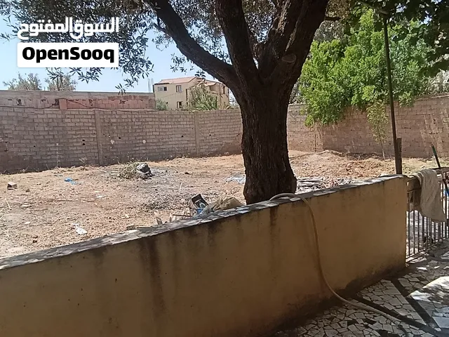 منزل بحديقة و موقف سيارات للبيع