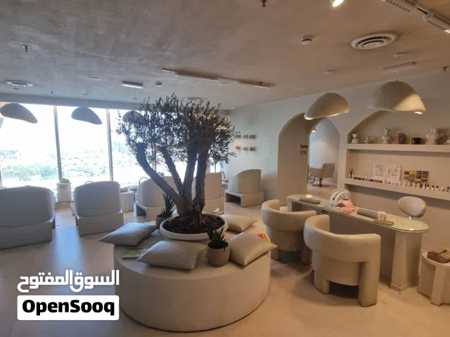 للبيع صالون نسائي قائم ومجهز بالكامل في الديرة بموقع مميز وحيوي مع اطلالة بحرية رائعة الصالون مجهز ب